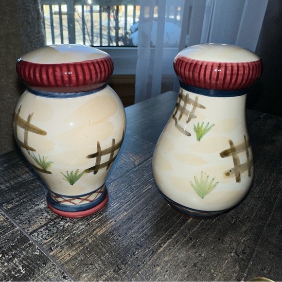 Like new Ceramic Vintage Rooster Salk and Pepper shakers - Picture 2 of 5